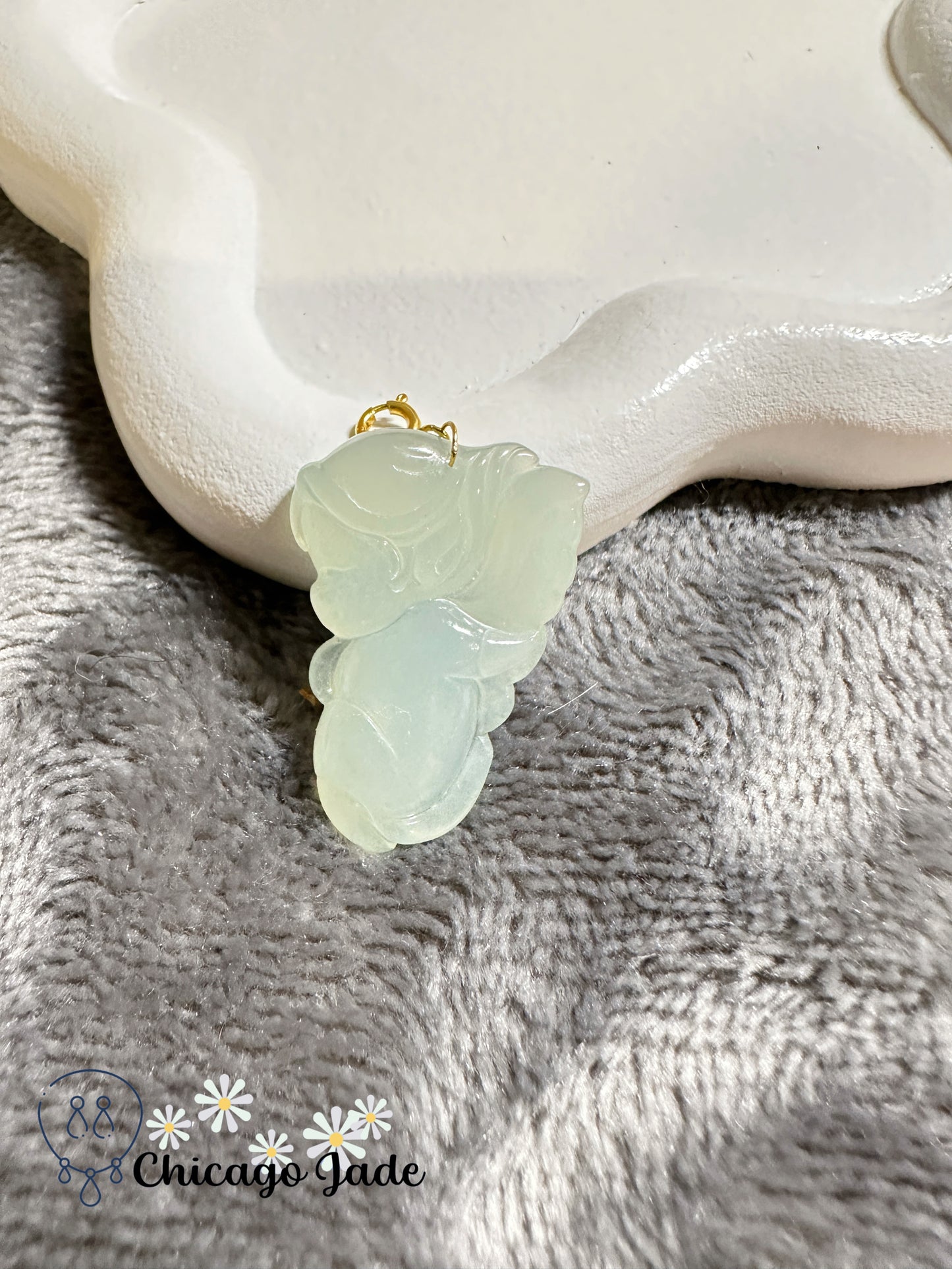 Jelly based jadeite jade carved angel with 18K gold clasp multi-use pendant  - Designer piece