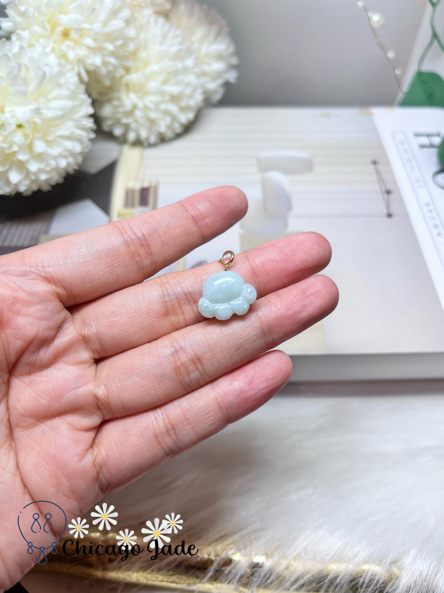 Light Green Jadeite Jade Feicui Carved Animal Paw Necklace Pendant Dangle Solid 18K Clasp Certified